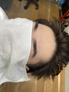 メック(mek)の写真/大好評のメンズ眉毛カットで清潔感UP◇ひげや眉のお手入れが面倒な方もプロの技術で男を格上げ！
