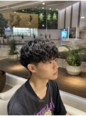 波巻きスパイラルパーマ刈り上げ黒髪メンズ軽めマッシュ