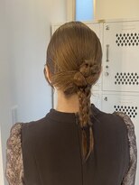 シェル(SHEL+L)&nbsp;タイトがかわいい三つ編みアレンジ