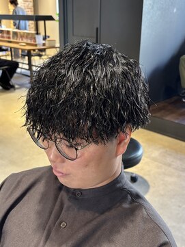 ボンドストーリールミエール(Bond Story lumiere) ツイストスパイラル縦落ちパーマラウンドマッシュ眉毛刈り上げ