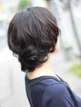 ジェンヌ(Gienne) 毛先がクルン、自然なツヤカール