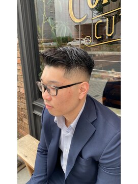 フォーコーナーズ(Four Corners) サイドパート／スキンフェード