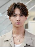 大人の抜け感を演出する、今トレンドのフェザーパーマ