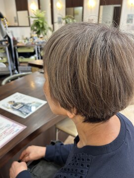 ヴィアーレ(VIALE) あえてツートンカラー白髪率80%