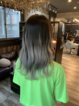 キラ(KIRA) ホワイトグレージュグラデーションカラー