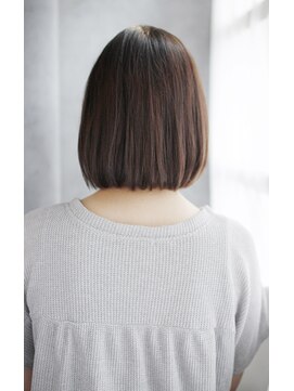 ミラー プラス エヌ(MIRROR+n) 20代30代40代 モードの顔した大人ボブ【宝塚】