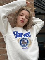 アデ オモテサンドウ(ade omotesando) ラフなウェーブとハイトーンカラーで抜け感と柔らかさを