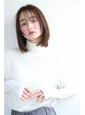 洗練された印象のストレートミディ