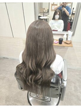 ヘアアンドメイク 心座(hair&make) 透明感くすみベージュ×やわらかロングウェーブ