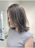 40代50代に人気の上品白髪ぼかしミディアムスタイル