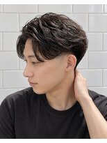 ゼロスバーバー(0's BARBER SHOP)&nbsp;ワンカールフェザーパーマセンターパート毛流れ束感