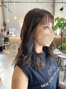 ソーコ(SOKO) オン眉×インナーカラー