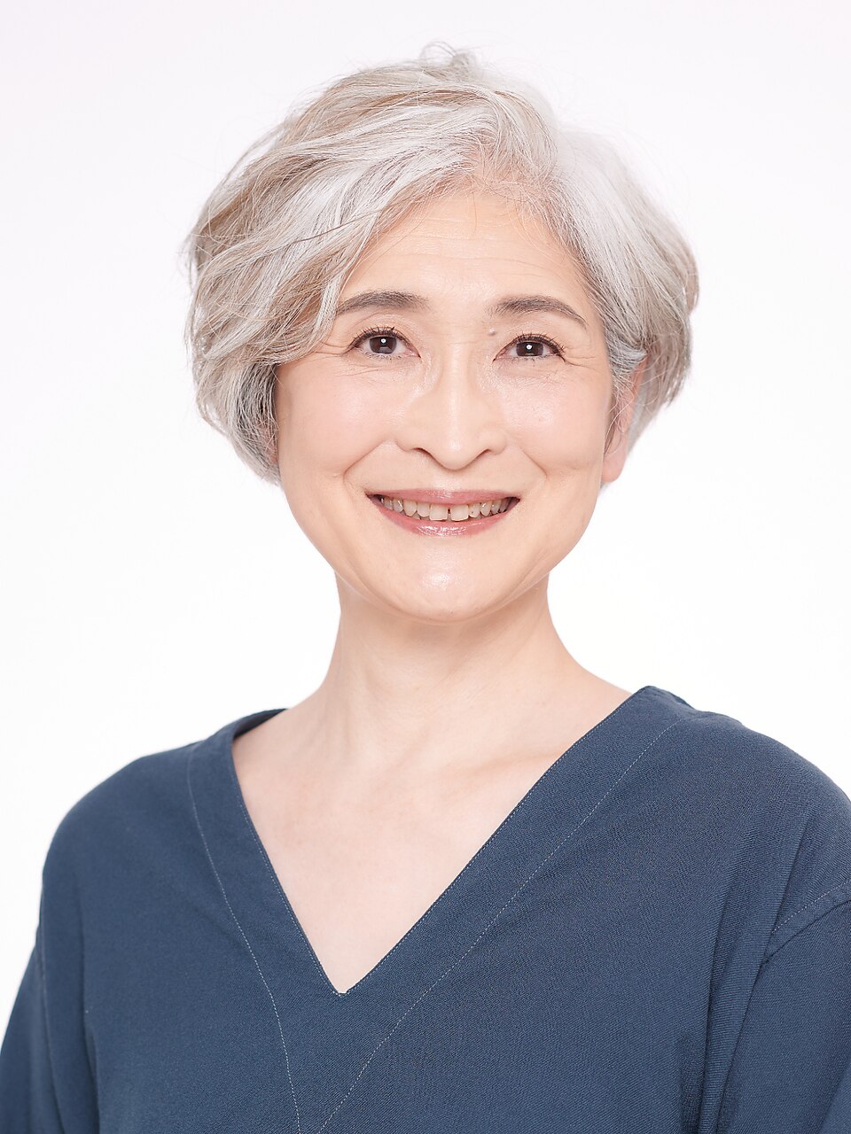 60代グレイヘアの方に◎骨格補正ショート：L216716231｜えがお美容室