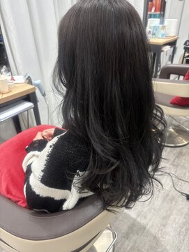 ウイ バイ ファースト 北四番丁店(u'i by first) ダークカラーの柔らかスタイル