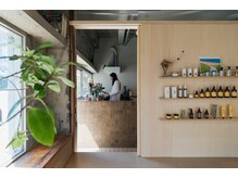 ソースフォーユアライフ(SOURCE for your life)の雰囲気（店内にコーヒースタンドを併設。有機栽培コーヒー豆を使用し提供）