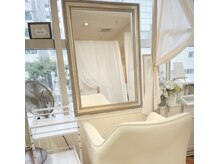 テテアテテ(tete a tete)の雰囲気（ゆったりとした座り心地の良いソファー席。入る光も優しいです）