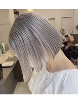 ヴァーディ オモテサンドウ(Vardy omotesando)&nbsp;シルバーカラー・ダブルカラー・ハイトーンカラー・ボブヘア