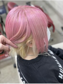 ロジーリリーヘアーズ(Rosy Lily hair's)の写真/派手カラーを活かした顔周りカットならRosy Lily hair'sへ★自宅でのスタイリングも簡単にキマるのも◎