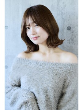 ミニウルフホワイトグレージュレイヤーカット大人ショート美髪