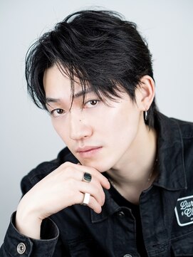 オーシャントーキョーオーバー 渋谷(OCEAN TOKYO OVER) 黒髪ツーブロックナチュラルセンターパートフェザーパーマ眉毛