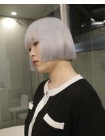オーオシカシカスペース(OOO YY Space) ほとんど白の薄い水色