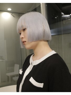 オーオシカシカスペース(OOO YY Space) ほとんど白の薄い水色