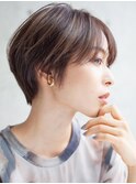 レイヤーカットショートボブ白髪ぼかしハイライト顔周り