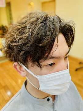 アルチザン(ARTISAN) 【軽やかな動きがオシャレ】センターパート×ツイストスパイラル