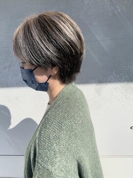 ラキ(Laki) ホワイト系アンブレラカラー×ショートヘア