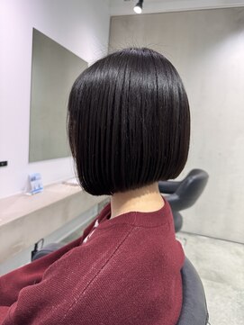 ビブ(VIV) 顎下3cm／切りっぱなし／前下がりボブ