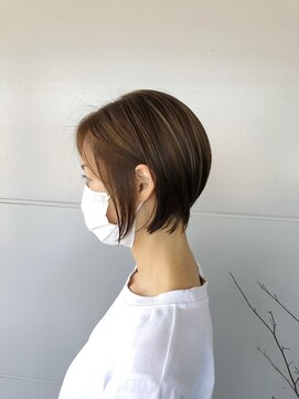 ヘアアンドメイク ムーア(Muuua) 前下がりショートとアッシュベージュとハイライト