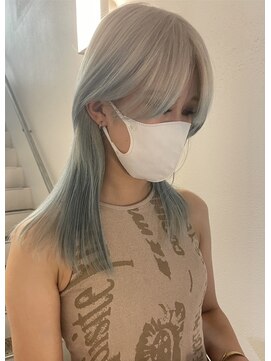 イェッカ パビル(YECCA pabil) ホワイトベージュからペールブルーのルーツカラー(ブリーチ2回)