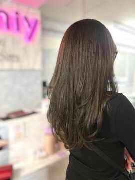 ミニィバイミラーズ(Miniy by Miroirs) グレージュカラー×ロングレイヤー