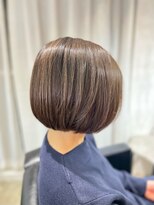 ツムグ 代官山店(TUMUGU)&nbsp;小顔ショートボブ丸みショート×アッシュオリーブ白髪ぼかし