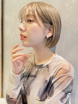 トルネード(TORNADO) 海外ヘア ハイトーン耳掛けボブ プラチナブロンド A0530