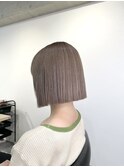 小顔に見せるヘア　ワンレン　ショートボブ　グレージュ