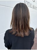 レイヤーカット×白髪ぼかしハイライト