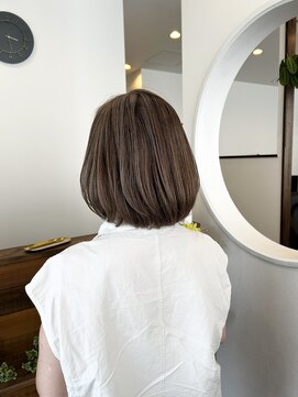 ミレナ(Milena) グレージュカラー×丸みボブ