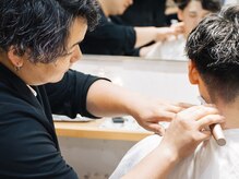 襟足やもみあげの処理を綺麗に行うため後や横顔もキマる