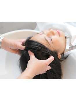気になる頭皮のにおいや乾燥を改善◎パサつきを抑え、柔らかい髪質へ導いてくれるヘッドスパがオススメ☆