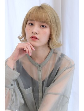 シロフ シンジュク(shirof shinjuku) ハイトーンミルクティーベージュ×外ハネショートボブ