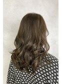 ロングレイヤー・ウェーブヘア・オリーブグレージュ