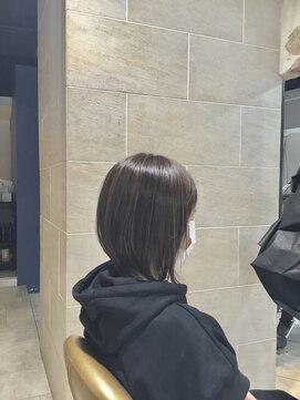 ブロッサム 保谷(Blossom) 20代30代大人可愛い艶感グレージュ切りっぱなしショート