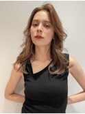 マチルダボブピンクベージュ斜めバングインナーグレージュくびれ