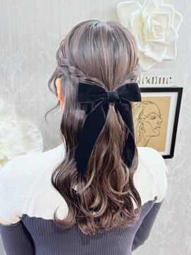 アトリエビューティーアミュ(atelier beauty AmU) 結婚式 二次会 お呼ばれ 推し活 ハーフアップ×黒ベロアリボン