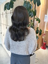 アドラーブル 万代店 (adorable) 20代30代40代ブリーチなしオリーブグレージュ艶々ミディ