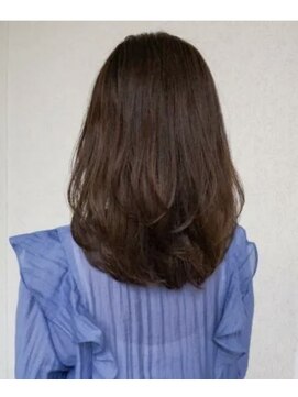 ウル(ulu) ミディアムレイヤー　大人女性内巻きワンカール