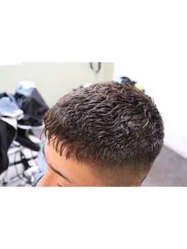 カスタムバーバースクレイプ(Custom Barber Scrape) 濡れパン＆スキンフェード