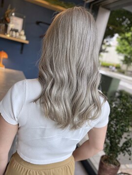 リノショアーズ 日本大通り店(RINOSHORES) 【ブリーチ＋ワンカラー】ホワイトブロンド/切りっぱミディ