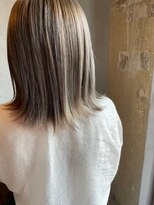 シー 岡崎(,SHE)&nbsp;黒髪/グレーベージュ/レイヤーロング/前髪パーマ